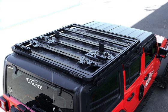 オフロードアクセサリー 日産車両用の屋根ラックとサイドレッダーアウエンディング