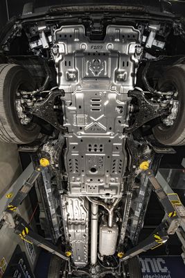 4x4 エンジンカバー カーソリの下部のガードボード トヨタセクオイ 2009年 カーソリパーツ