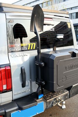 タンク300のフィープ収納箱 裏側ドア 外部 多機能アクセサリー