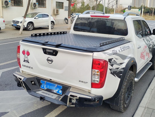 黒色4×4ピックアップ フラットキャノピー アルミ ハードカバー トンヌカバー トヨタ タコマ 5年