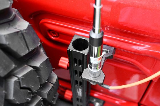 JEEP 車両旗の柱柄を多機能アンテナ支架で固定する