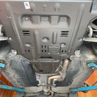 アルファ・ロメオ・ジウリア エンジン保護用黒色のマグネシウム・アルミニウム合金スキッドプレート