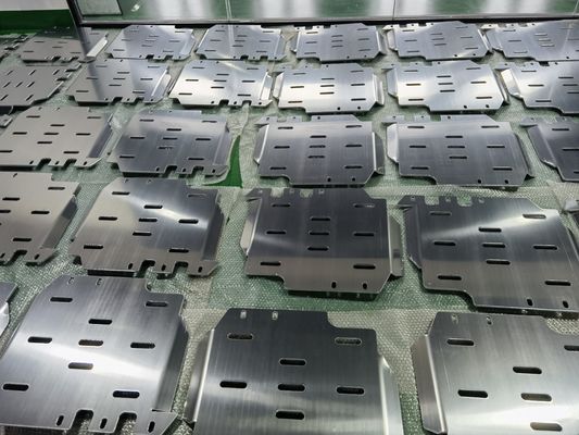 1810*870*8mm アルミニウム合金 ジープ・ラングラーJL用のエンジンカバーの下のガードスキッドプレート