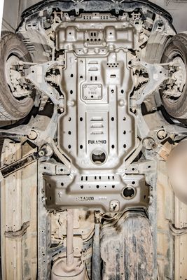トヨタ・プラド LC120 オレンジの燃料タンクとトランスミッション転送ケース保護