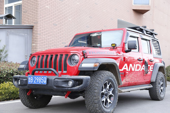 ブラック・レッド・フッド・ラッチ・キットで ジープ・ラングラーJK 07のオフロード性能を向上させる