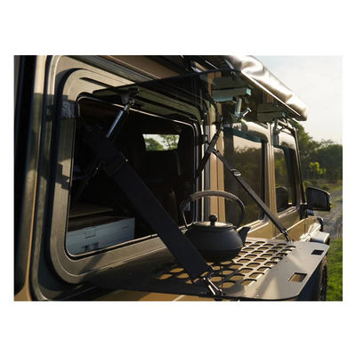 ブラック・オーバーランド・キャンパーのガイフイング・ウィンドウ G-CLASS W463