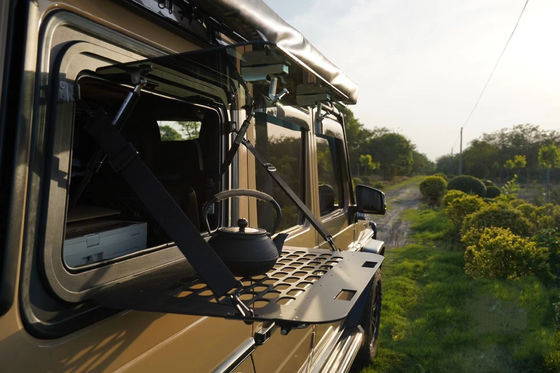 ブラック・オーバーランド・キャンパーのガイフイング・ウィンドウ G-CLASS W463