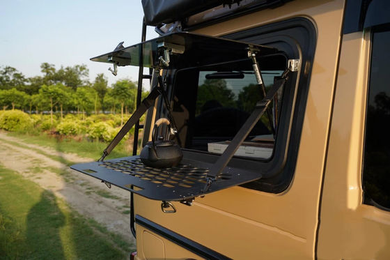 ブラック・オーバーランド・キャンパーのガイフイング・ウィンドウ G-CLASS W463