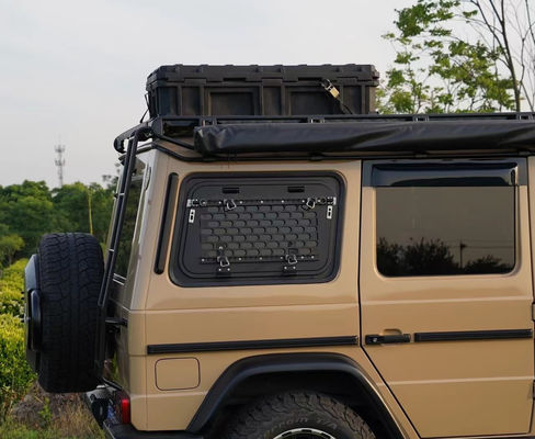 ブラック・オーバーランド・キャンパーのガイフイング・ウィンドウ G-CLASS W463