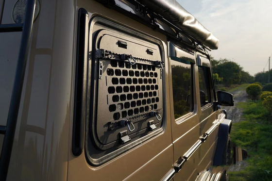 ブラック・オーバーランド・キャンパーのガイフイング・ウィンドウ G-CLASS W463