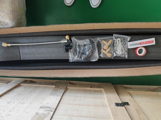 SUVスポーツと露天キャンプのためのロードシャワー 屋根ラック上の水貯蔵タンク 黒