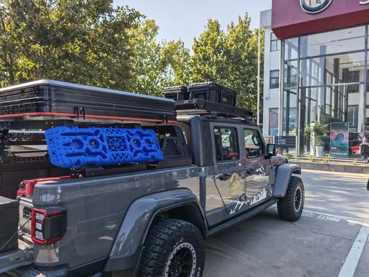 400kg 容量 耐久型ジープ 屋根のラック 梯子と車用荷物箱